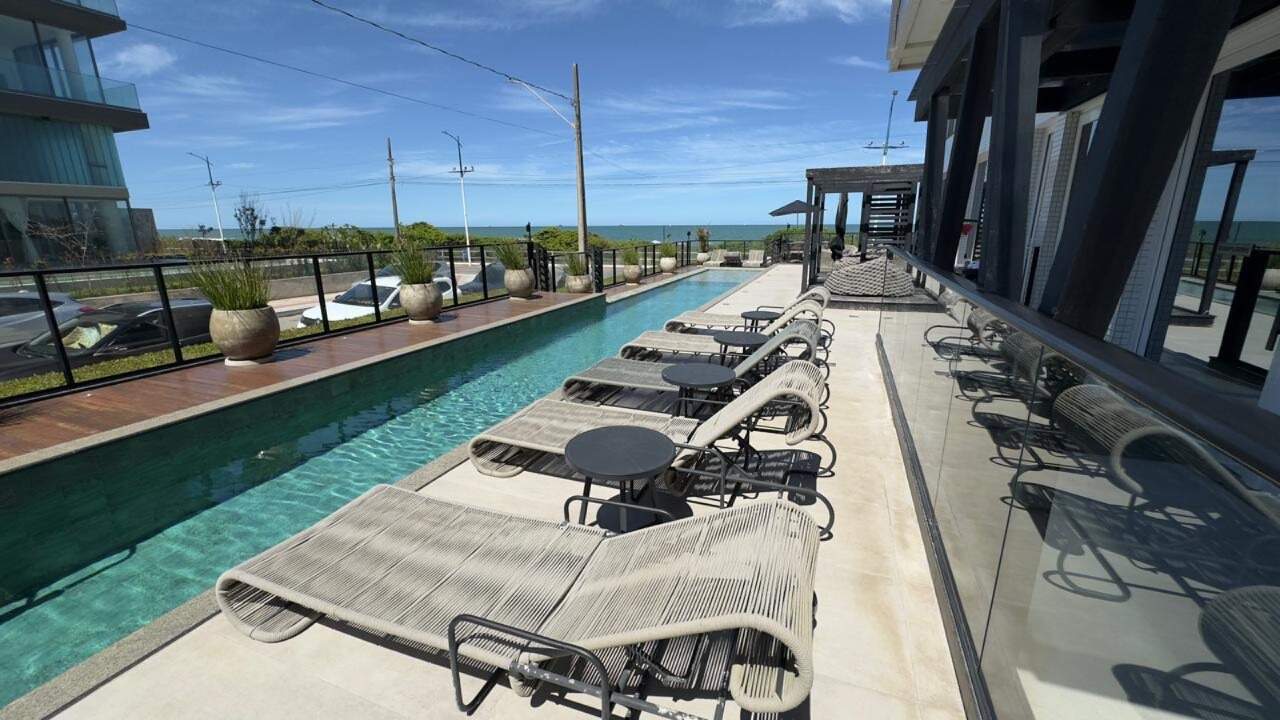 Apartamento à venda no Praia Brava: Piscina com raia e espreguiçadeiras, com o mar ao fundo