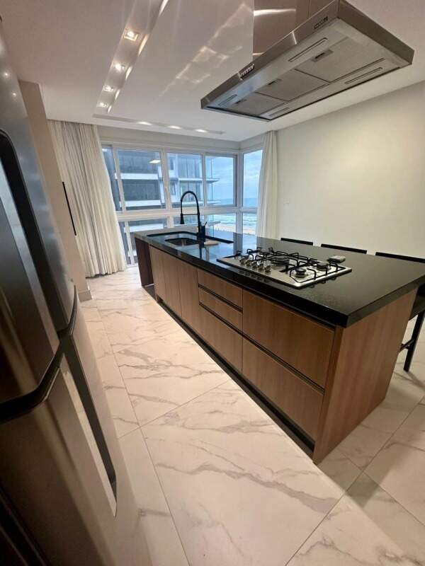 Apartamento à venda no Praia Brava: Cozinha com coifa, cooktop e marcenaria planejada