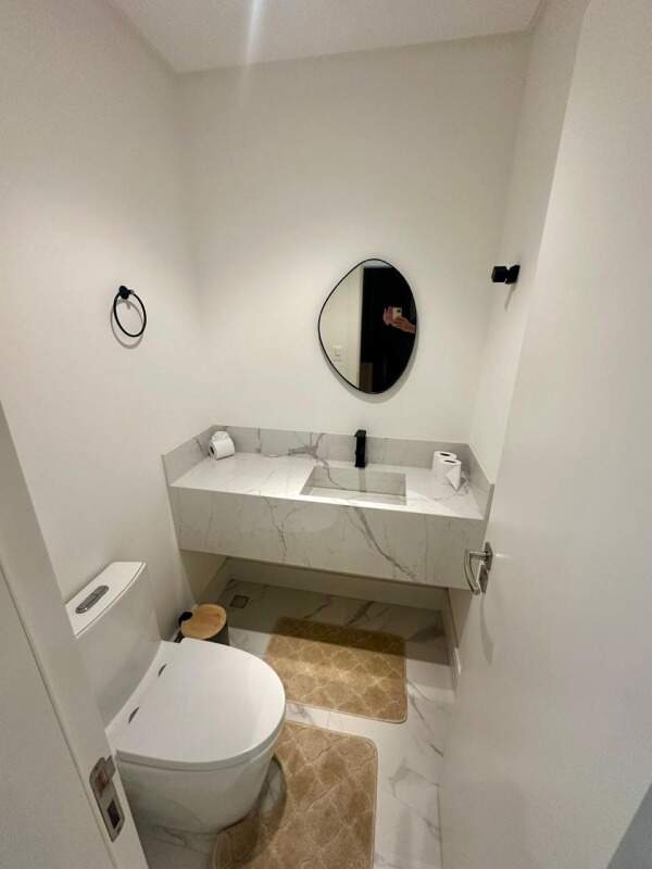 Apartamento à venda no Praia Brava: Lavabo com espelho orgânico e bancada em pedra