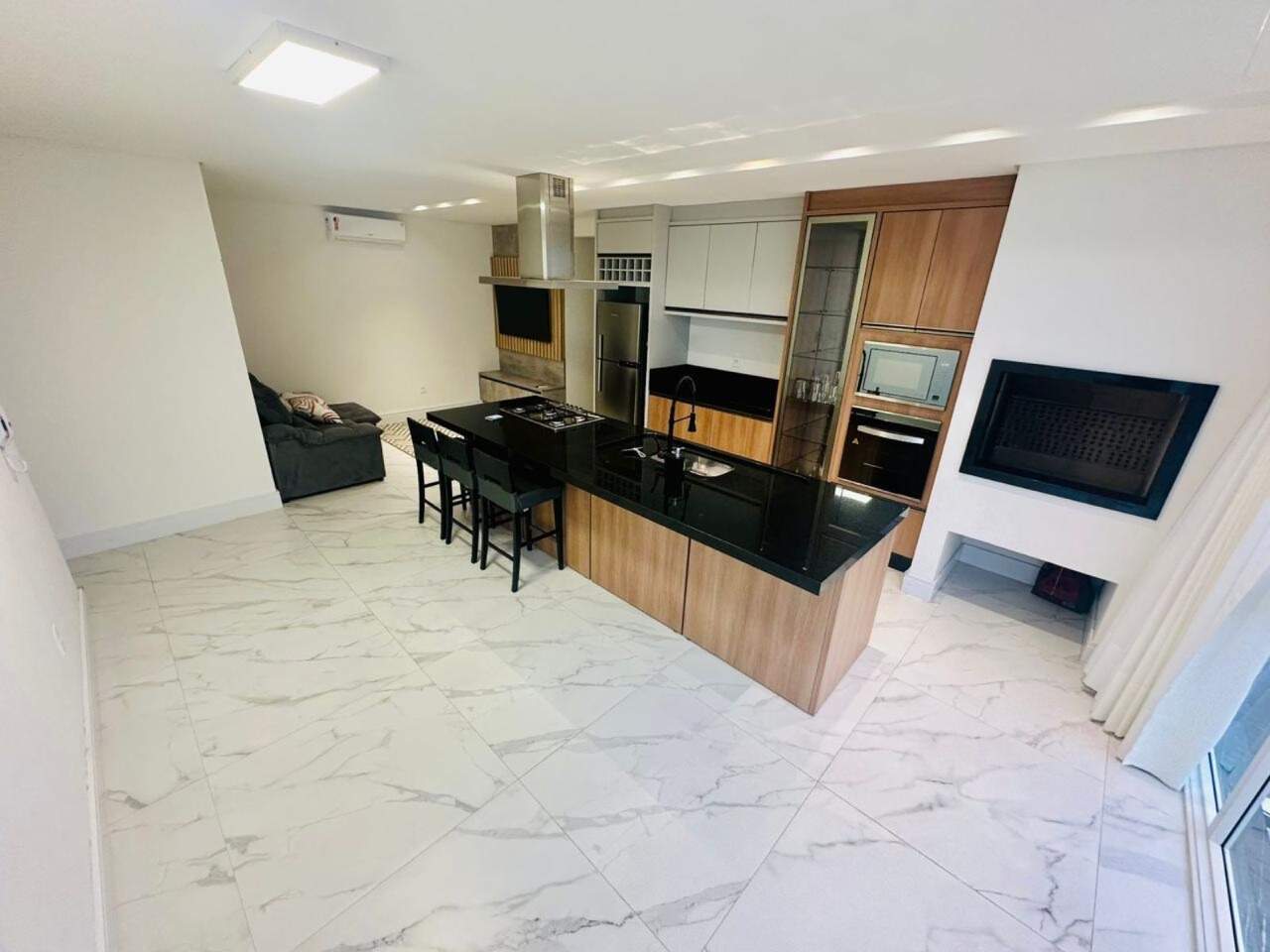Apartamento à venda no Praia Brava: Living e cozinha integrados, com ar-condicionado split