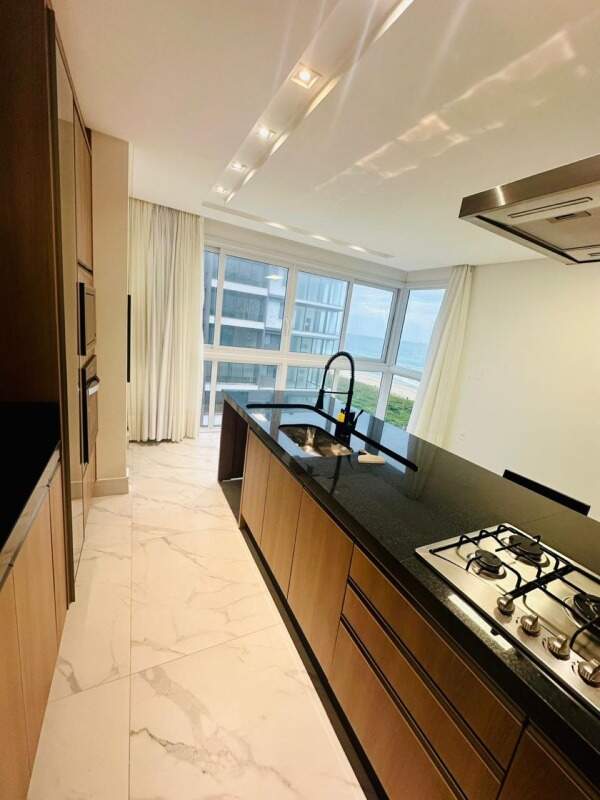 Apartamento à venda no Praia Brava: Cozinha linear com a orla ao fundo