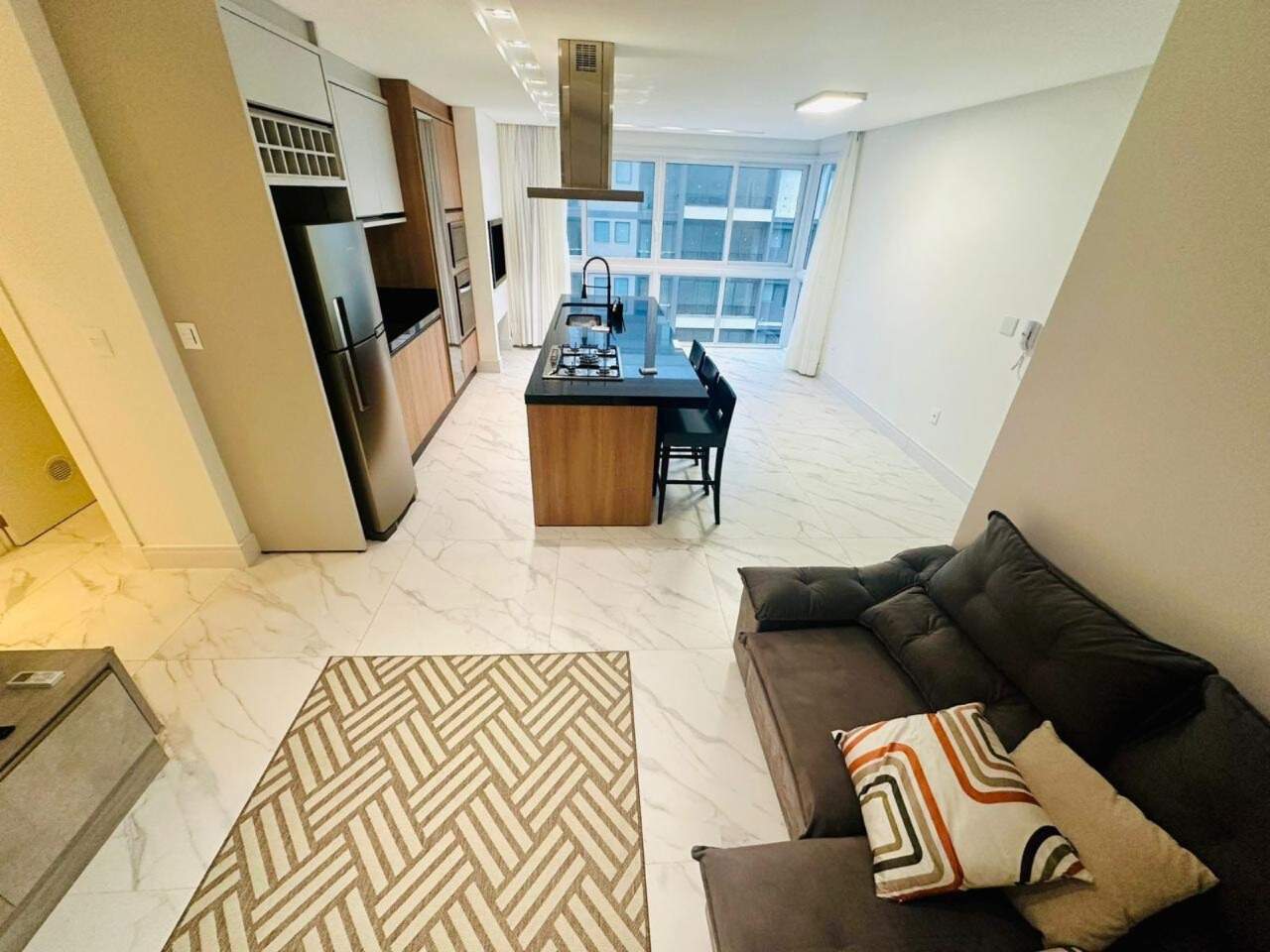 Apartamento à venda no Praia Brava: Estar com sofá, tapete e acesso ao hall