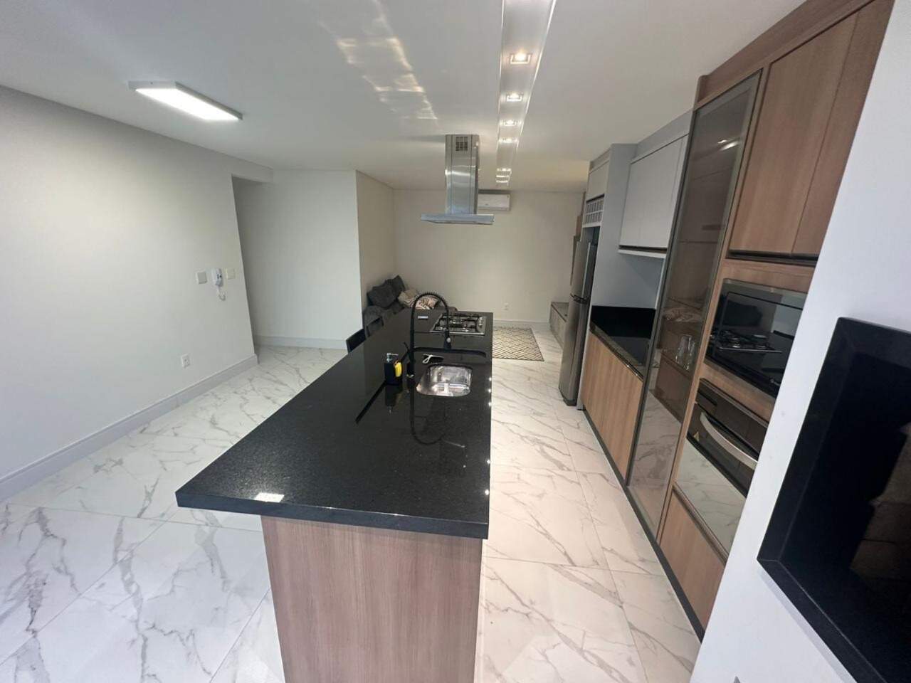 Apartamento à venda no Praia Brava: Bancada preta da cozinha com cuba e fornos embutidos