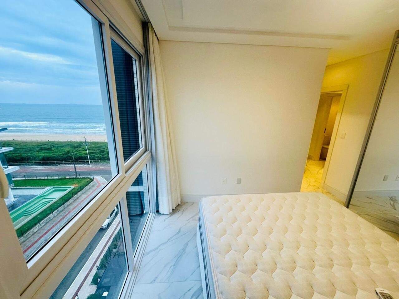 Apartamento à venda no Praia Brava: Suíte com vista lateral para o mar e para a orla da Praia Brava