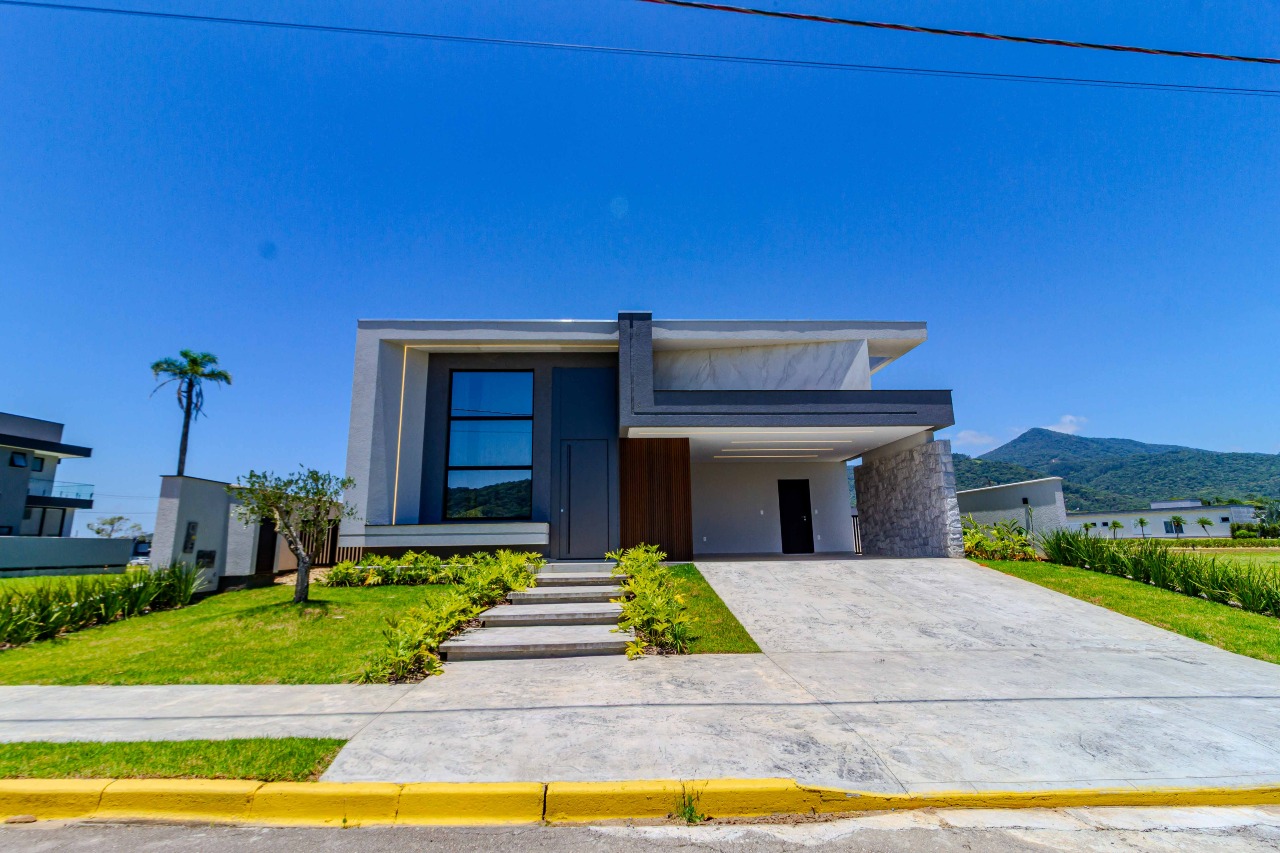 Casa de Condomínio à venda no Centro: 