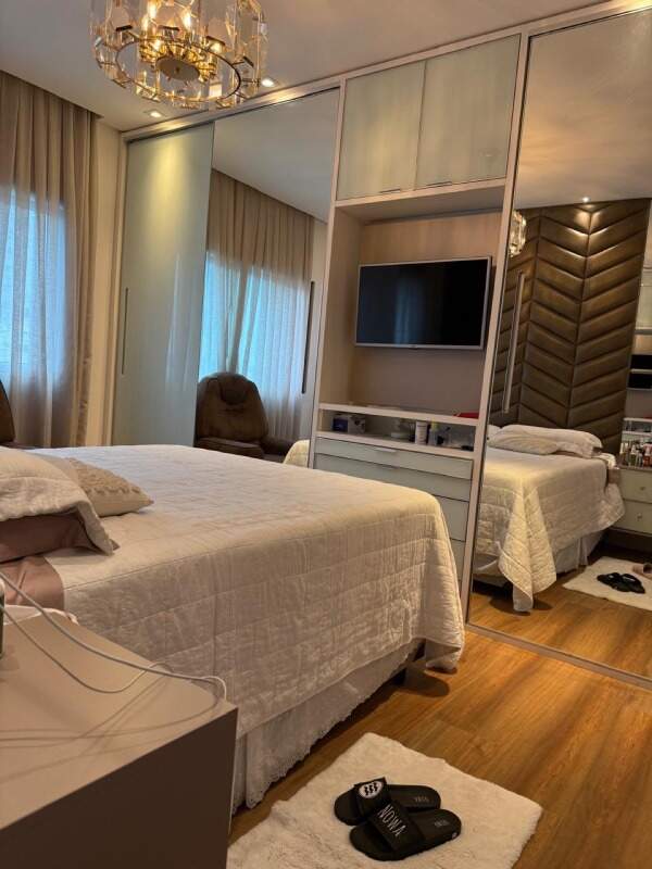 Apartamento à venda no Centro: Suíte com armário espelhado e TV