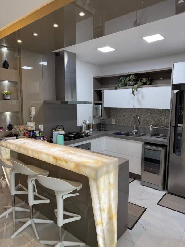Apartamento à venda no Centro: Cozinha com ilha iluminada e armários planejados