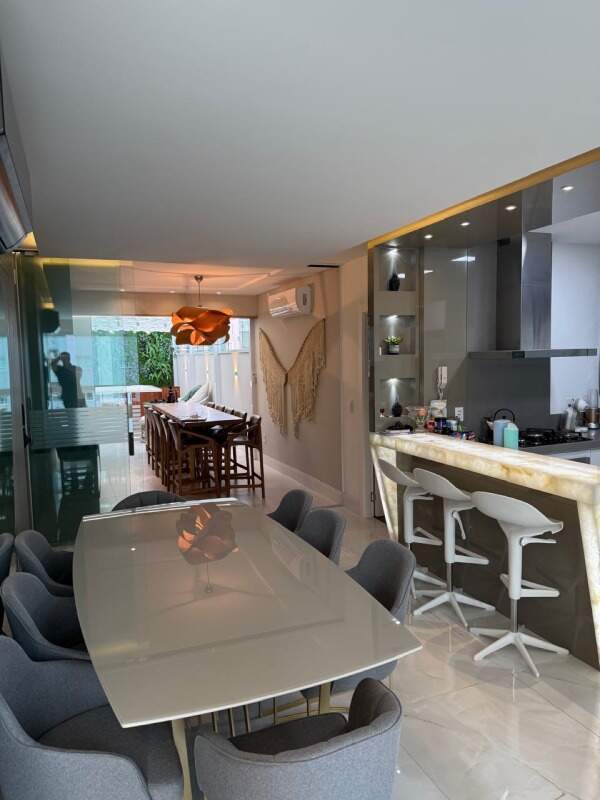 Apartamento à venda no Centro: Sala de jantar e cozinha com bancada iluminada