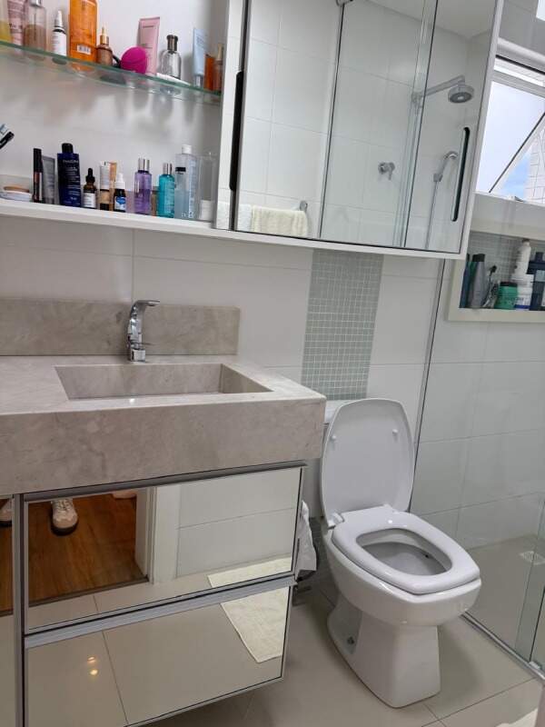 Apartamento à venda no Centro: Banheiro com bancada de pedra e box de vidro