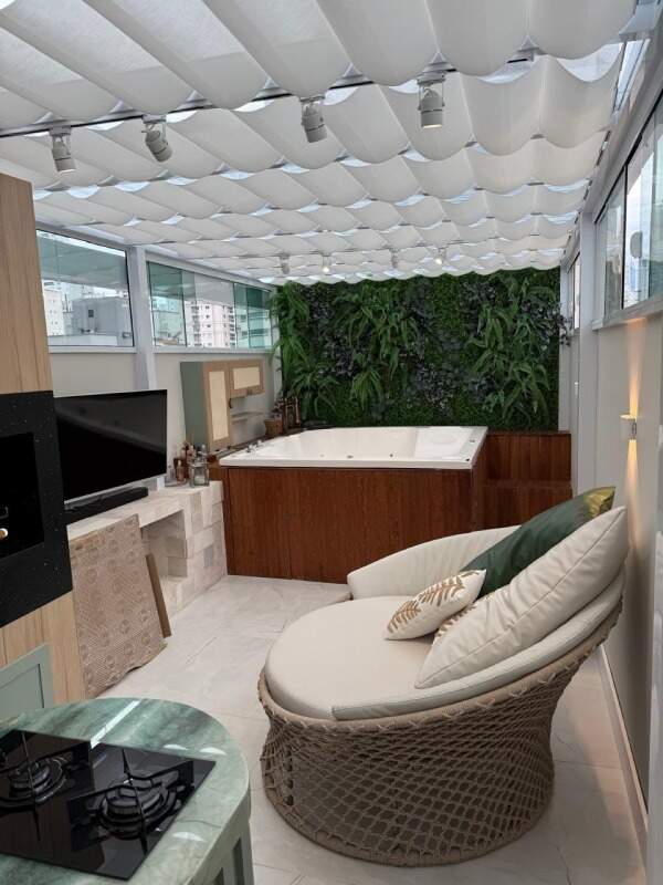 Apartamento à venda no Centro: Spa, poltronas e jardim vertical na área gourmet do apartamento