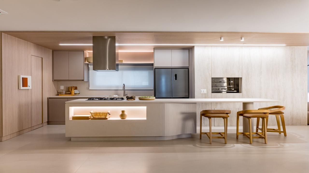 Apartamento diferenciado à venda no Centro: Cozinha com ilha iluminada e forno embutido (imagem ilustrativa)