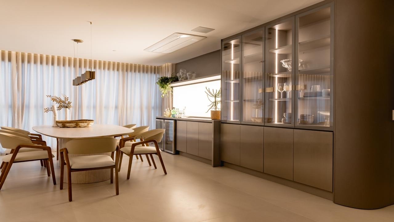 Apartamento diferenciado à venda no Centro: Mesa de jantar redonda junto à cristaleira (imagem ilustrativa)