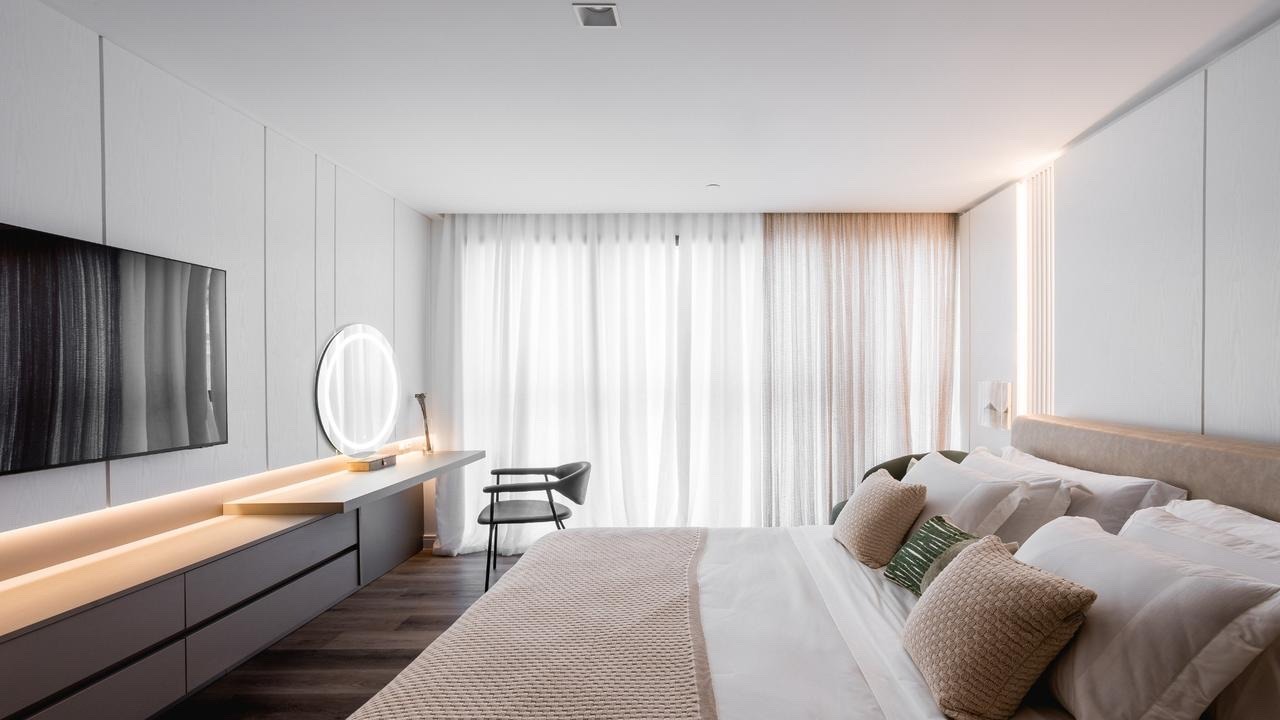 Apartamento diferenciado à venda no Centro: Suíte com bancada de maquiagem e espelho iluminado (imagem ilustrativa)