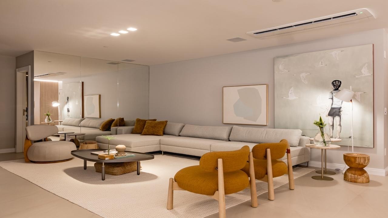 Apartamento diferenciado à venda no Centro: Living com sofá em L e poltronas (imagem ilustrativa)