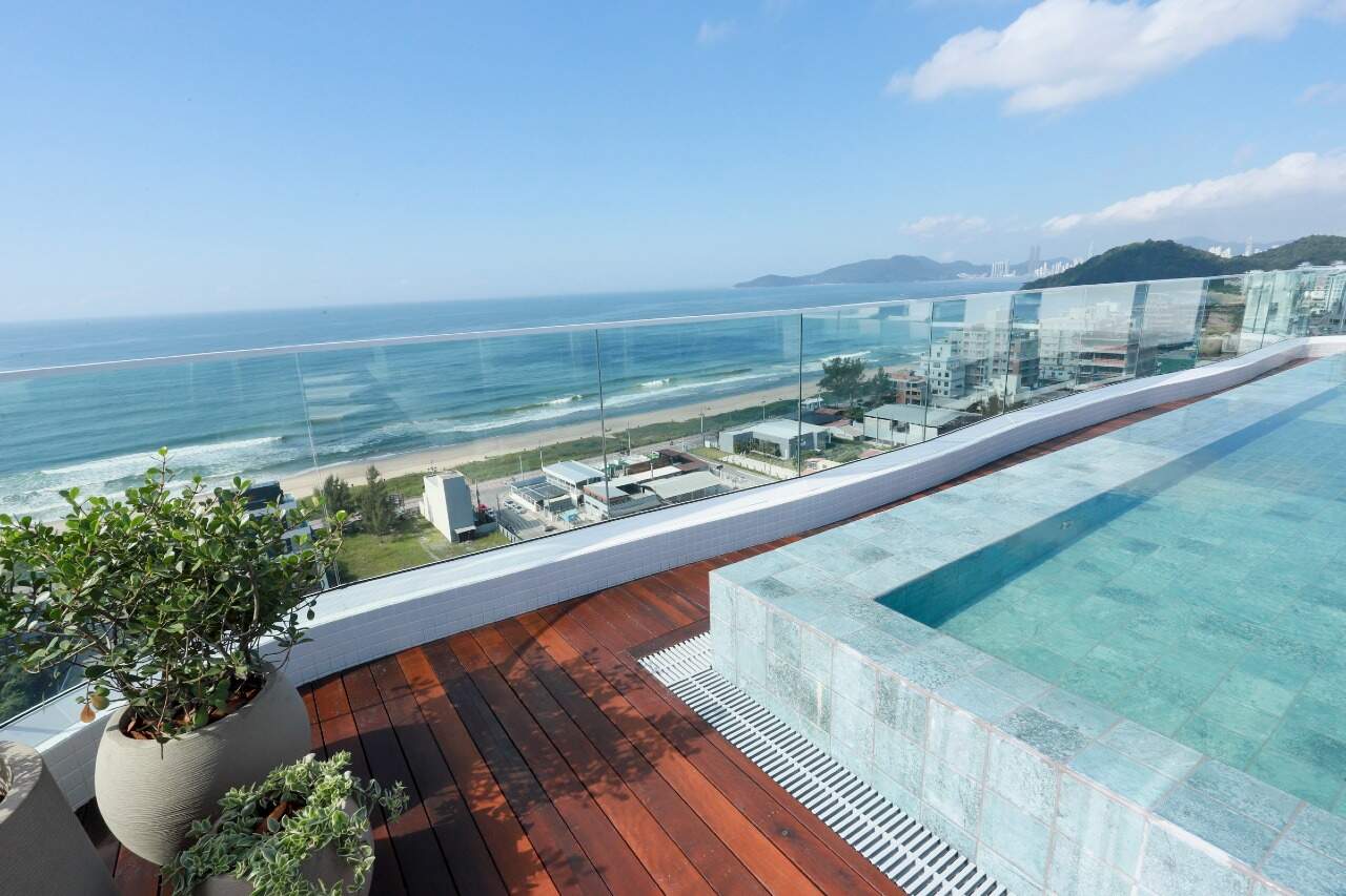 Apartamento diferenciado à venda no Praia Brava: Piscina de borda infinita no rooftop, com a Praia Brava e o mar ao fundo