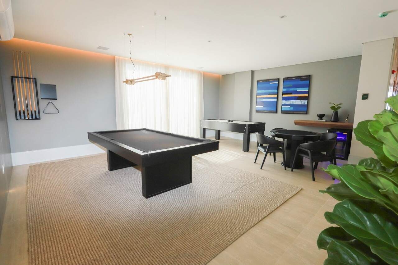 Apartamento diferenciado à venda no Praia Brava: Sala de jogos com mesa de sinuca e mesa de carteado