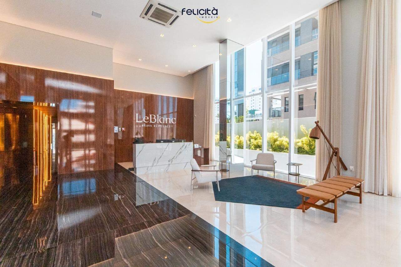 Apartamento diferenciado à venda no Praia Brava: Hall de entrada do Le Blanc Brava Résidence, com recepção e piso em pedra