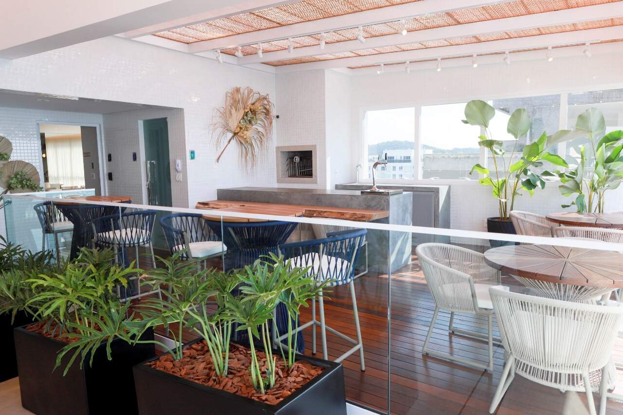 Apartamento diferenciado à venda no Praia Brava: Pool bar com bancada e banquetas, ao lado da piscina do rooftop