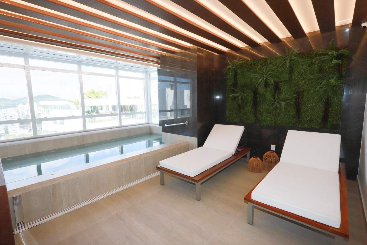 Apartamento diferenciado à venda no Praia Brava: Spa com piscina coberta, espreguiçadeiras e jardim vertical