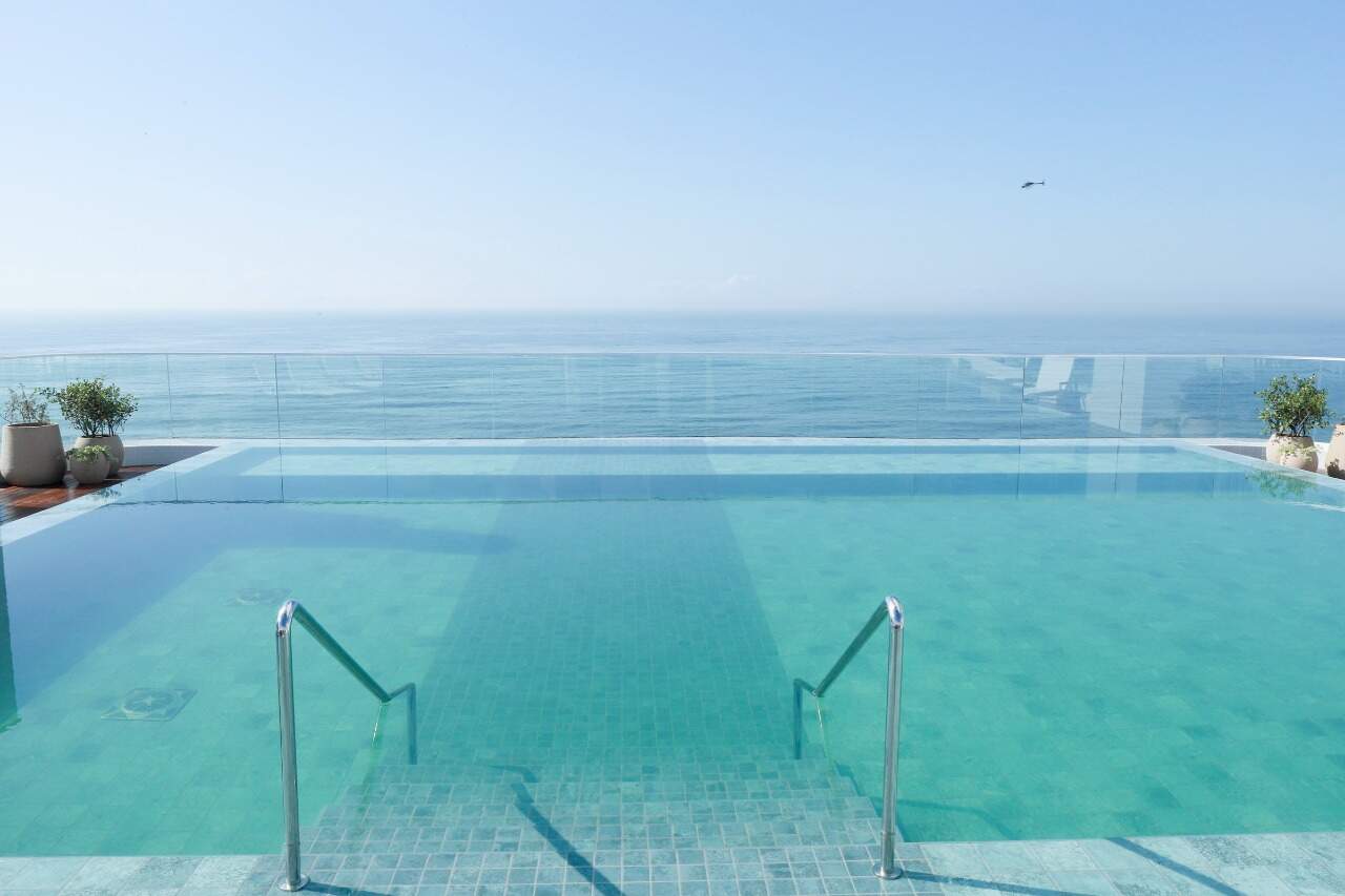 Apartamento diferenciado à venda no Praia Brava: Piscina do rooftop com borda infinita voltada para o mar