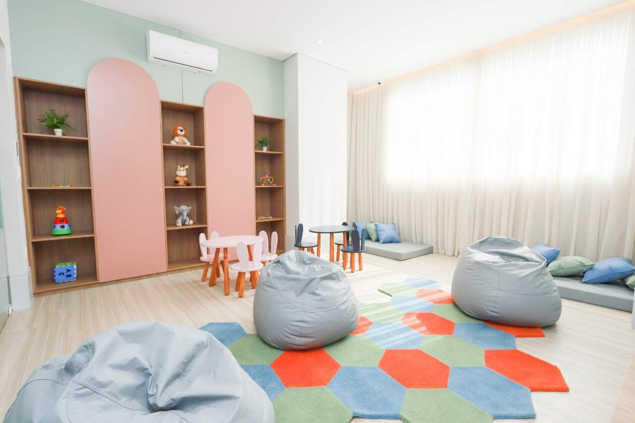 Apartamento diferenciado à venda no Praia Brava: Brinquedoteca com estantes, mesinhas e puffs