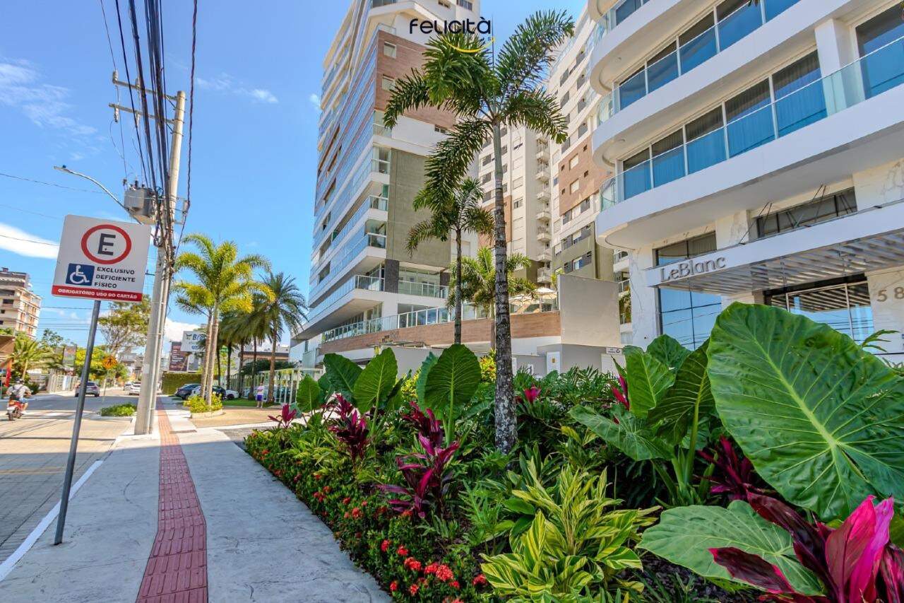Apartamento diferenciado à venda no Praia Brava: Calçada e paisagismo na entrada do prédio, na Rua Delfim Mário de Pádua Peixoto