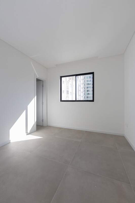 Apartamento à venda no Centro: Suíte com janela e luz natural