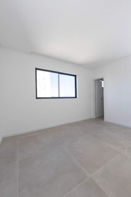 Apartamento à venda no Centro: Suíte com acesso ao banheiro privativo