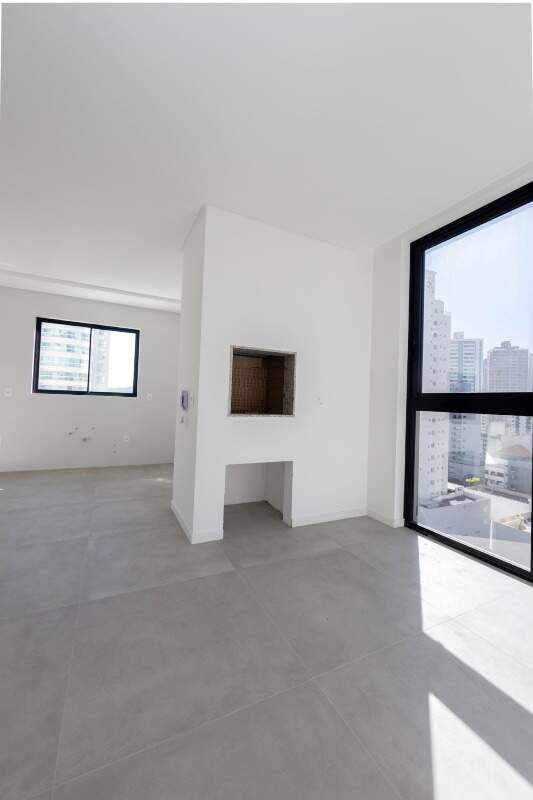 Apartamento à venda no Centro: Churrasqueira junto ao living, com janela ampla