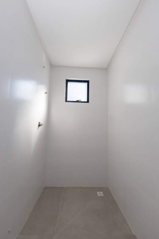 Apartamento à venda no Centro: Banheiro de suíte com revestimento claro