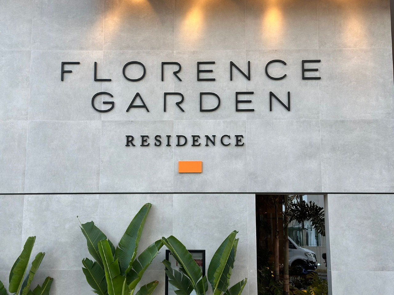 Apartamento à venda no Centro: Letreiro do Florence Garden Residence na entrada do prédio