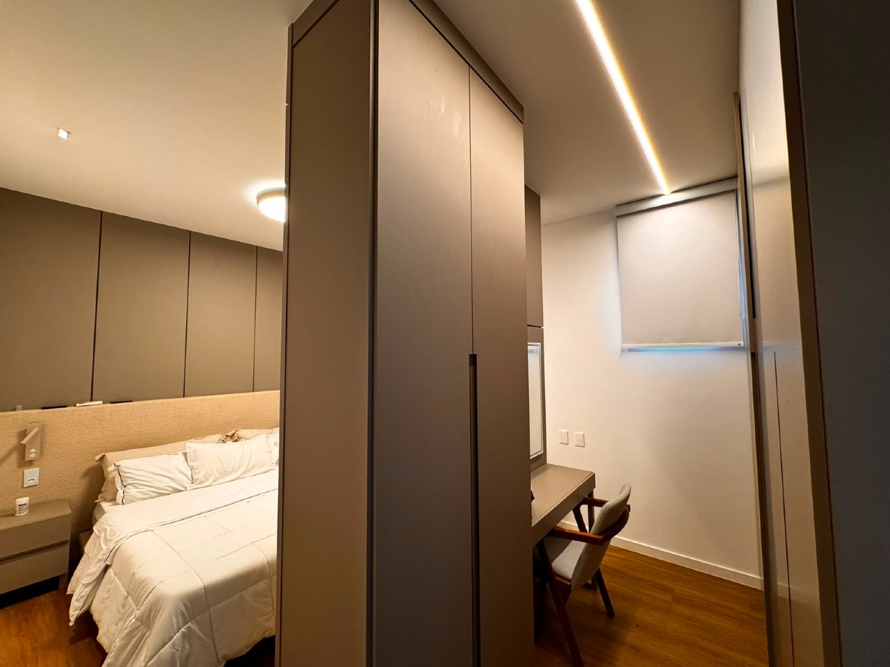 Apartamento à venda no Centro: Suíte com armário planejado e escrivaninha