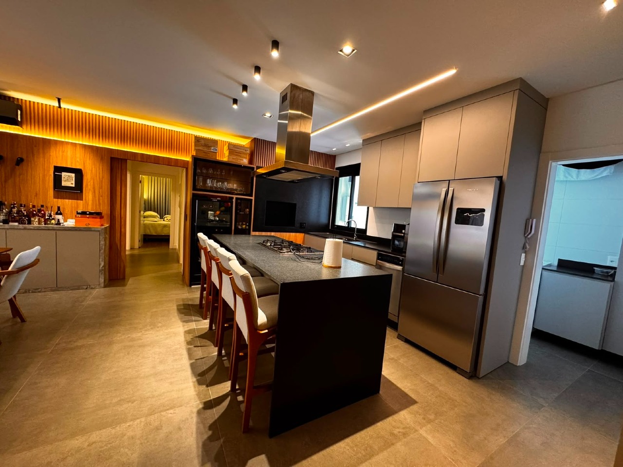 Apartamento à venda no Centro: Cozinha com geladeira inox de duas portas e acesso à área de serviço