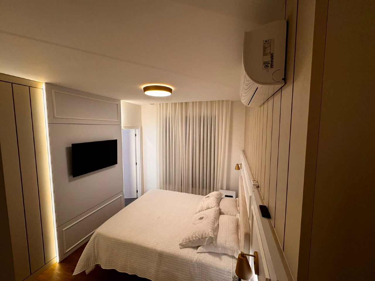 Apartamento à venda no Centro: Suíte com TV na parede, boiserie e iluminação indireta
