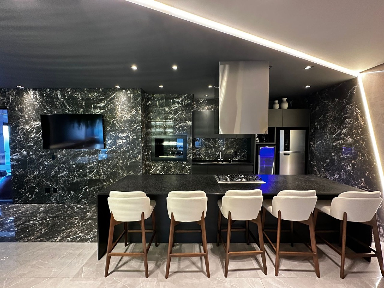 Apartamento à venda no Centro: Espaço gourmet com ilha em pedra escura e banquetas