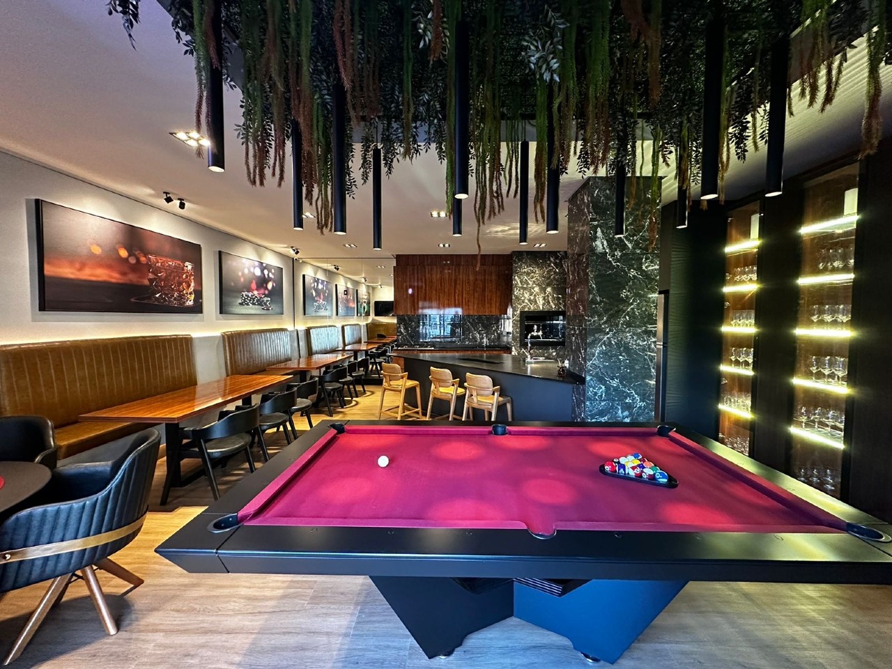 Apartamento à venda no Centro: Sala de jogos com mesa de sinuca e mesas de apoio