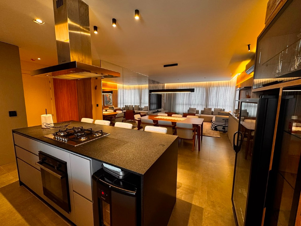 Apartamento à venda no Centro: Ilha da cozinha com cooktop, forno embutido e coifa em inox