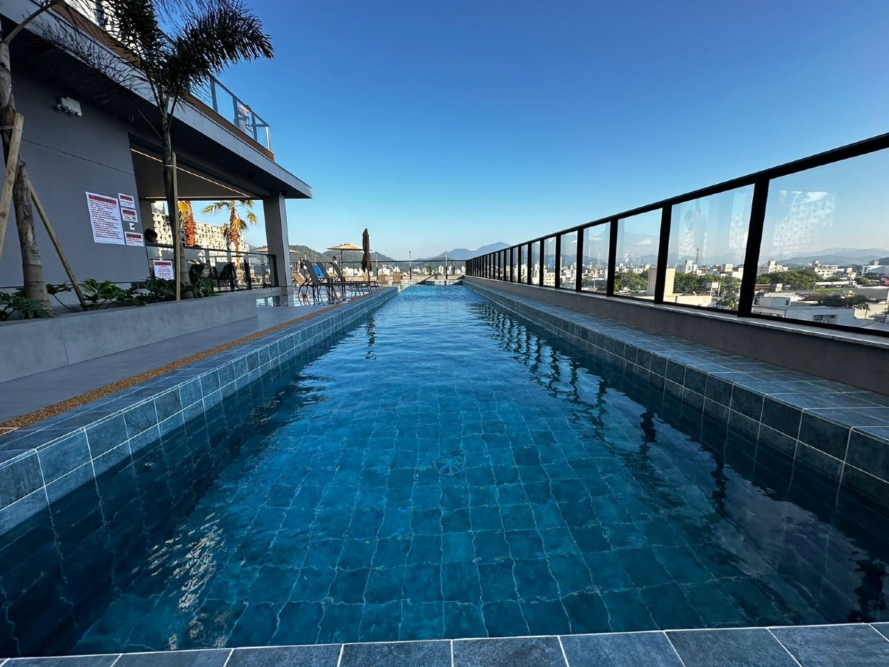 Apartamento à venda no Centro: Piscina de raia longa da área de lazer, com vista para os morros e a cidade