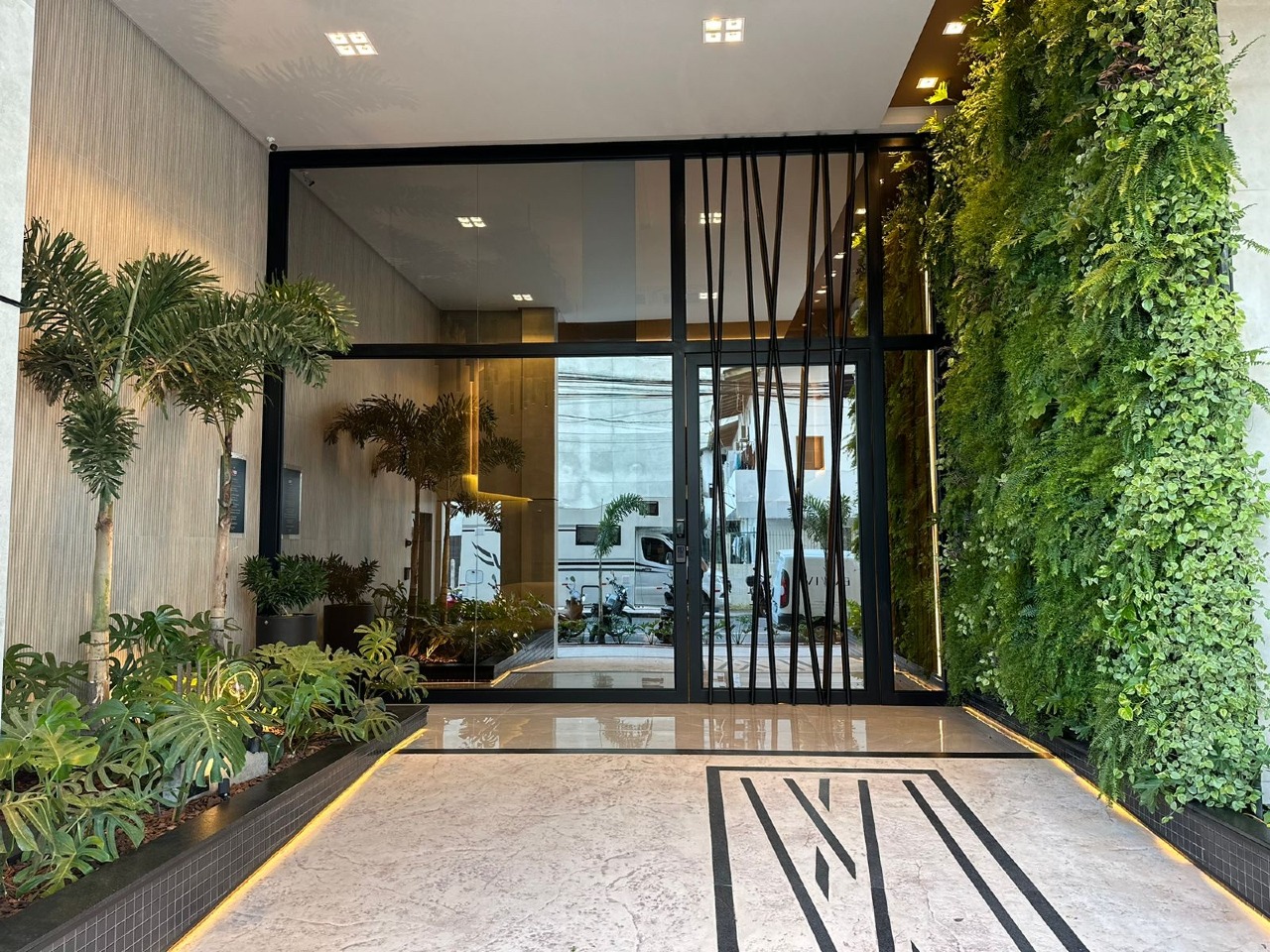 Apartamento à venda no Centro: Entrada do prédio com jardim vertical e porta de vidro