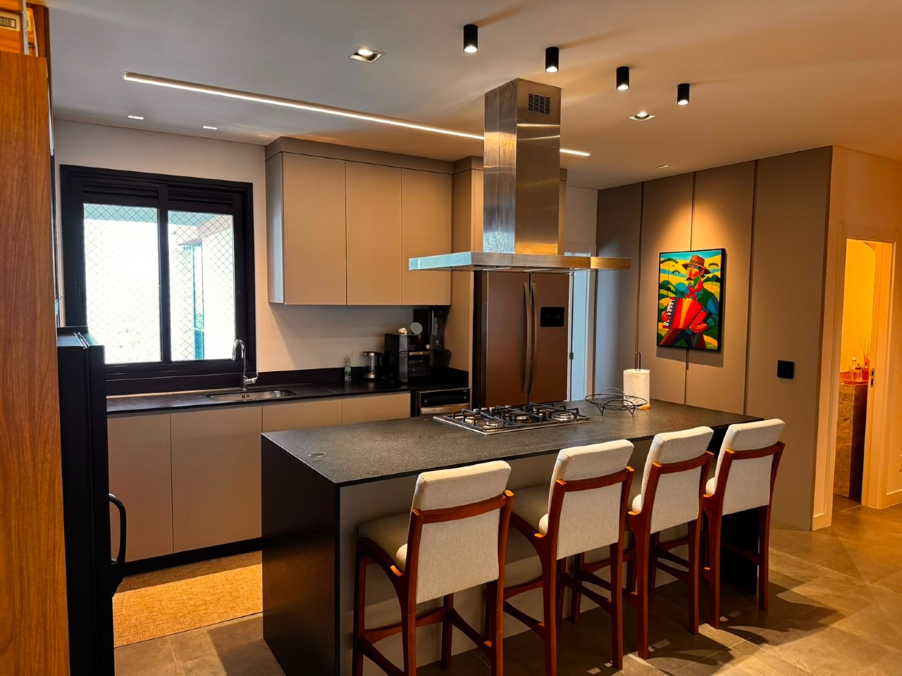 Apartamento à venda no Centro: Cozinha planejada com bancada para quatro banquetas