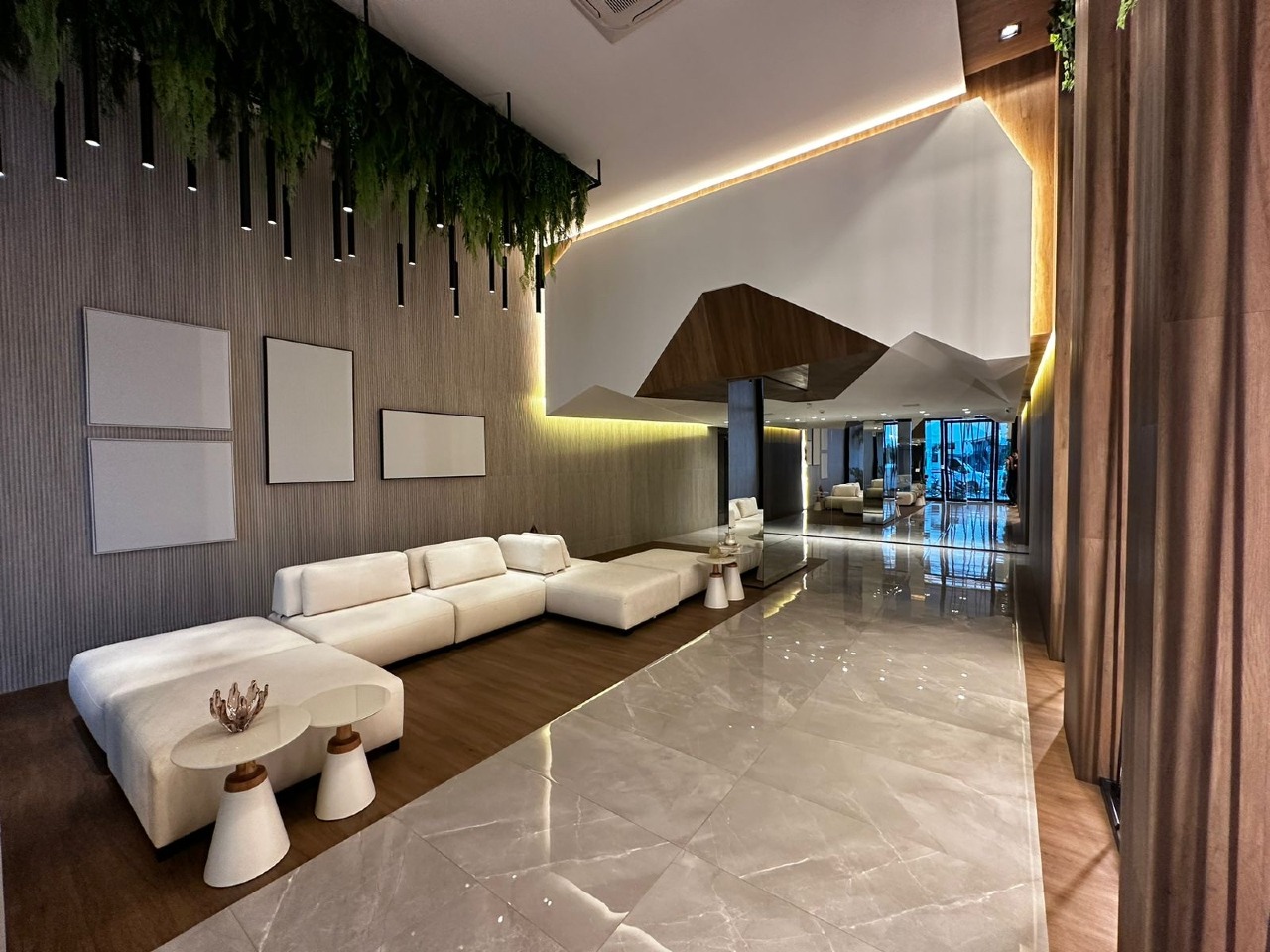 Apartamento à venda no Centro: Hall de entrada decorado, com sofás e jardim suspenso