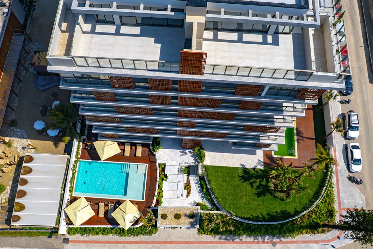 Cobertura à venda no Praia Brava: Vista aérea do Tirreno, com os terraços das coberturas, a piscina e o jardim