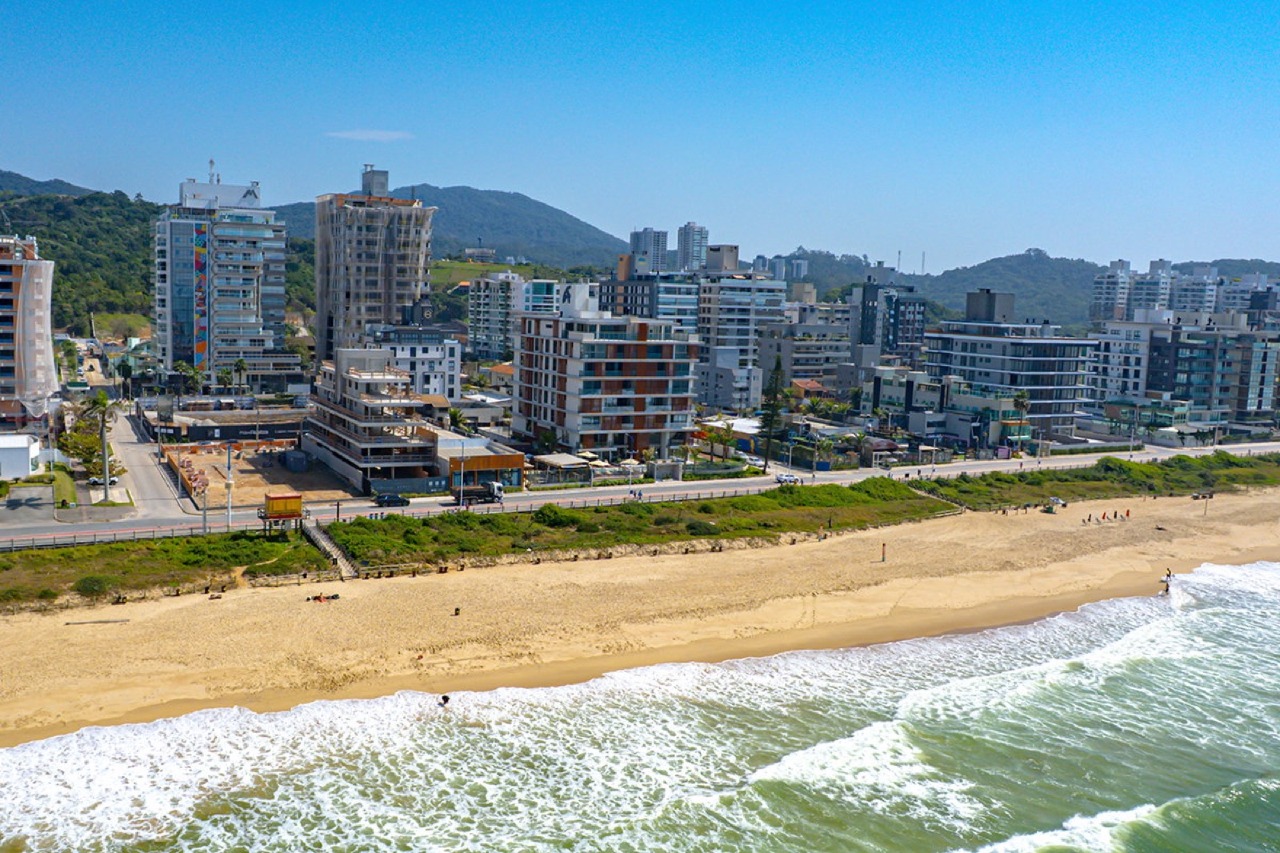 Cobertura à venda no Praia Brava: Faixa de areia da Praia Brava diante do Tirreno, vista do alto