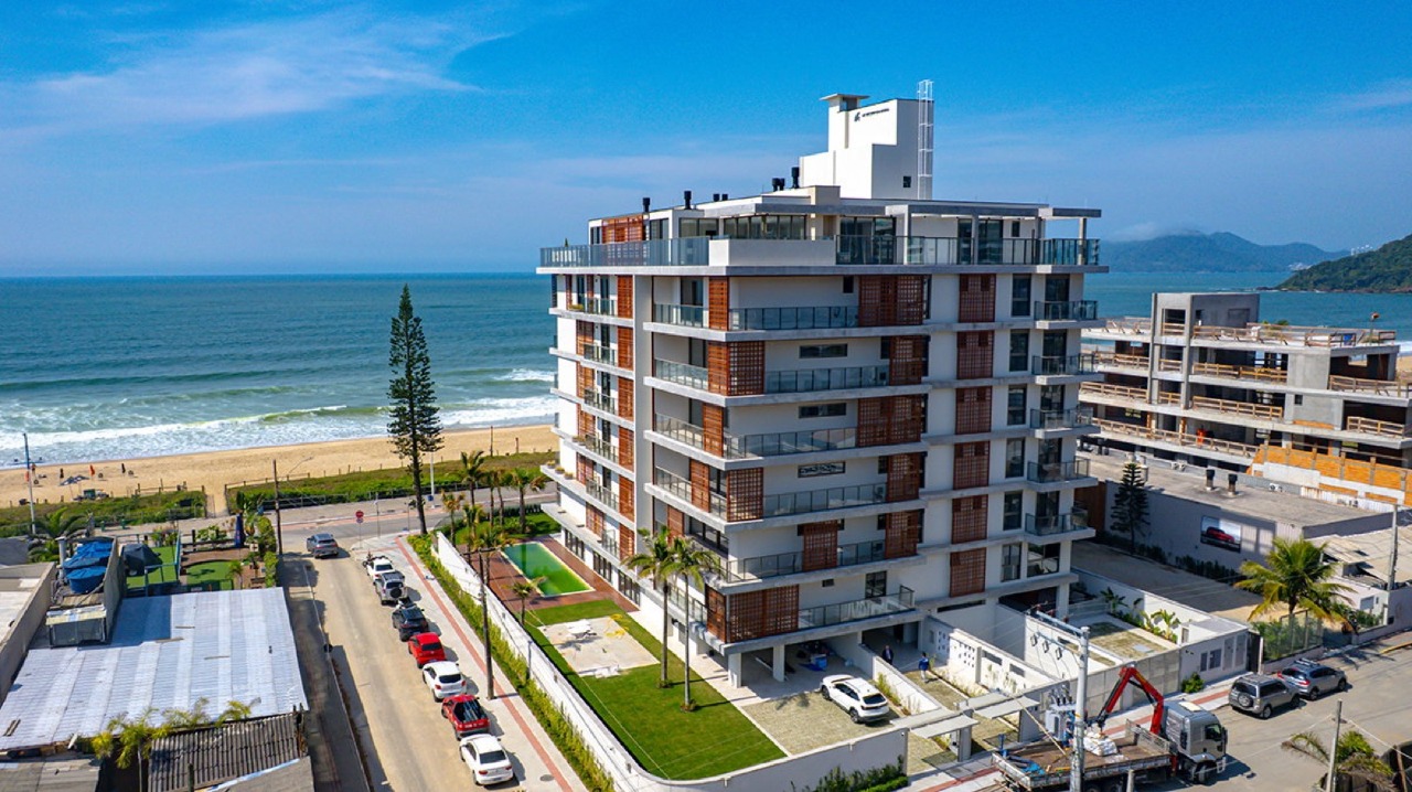 Cobertura à venda no Praia Brava: O Tirreno visto do alto, com a Praia Brava e o mar ao fundo