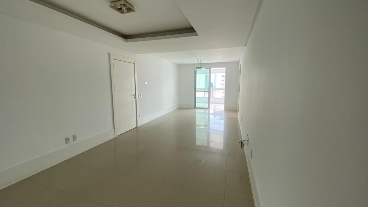 Apartamento à venda no Centro: Living sem mobília com espaço para estar e jantar.