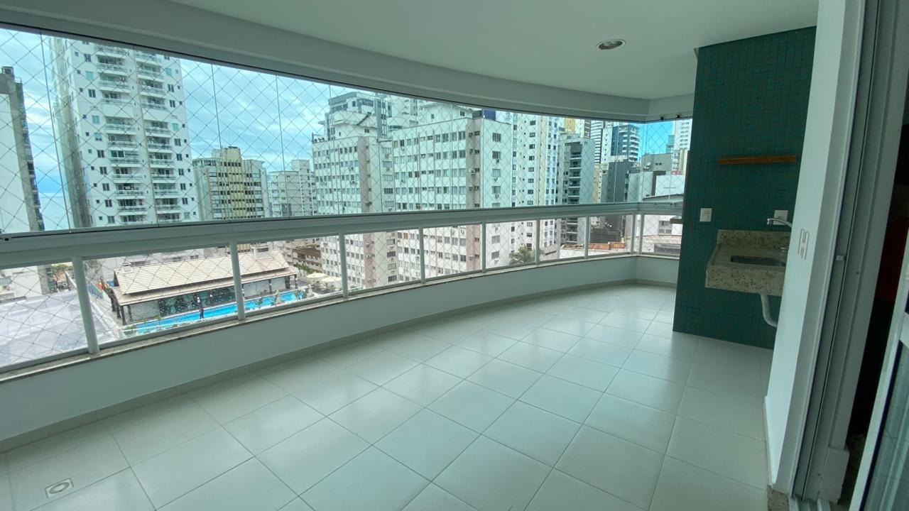 Apartamento à venda no Centro: Sacada com churrasqueira.