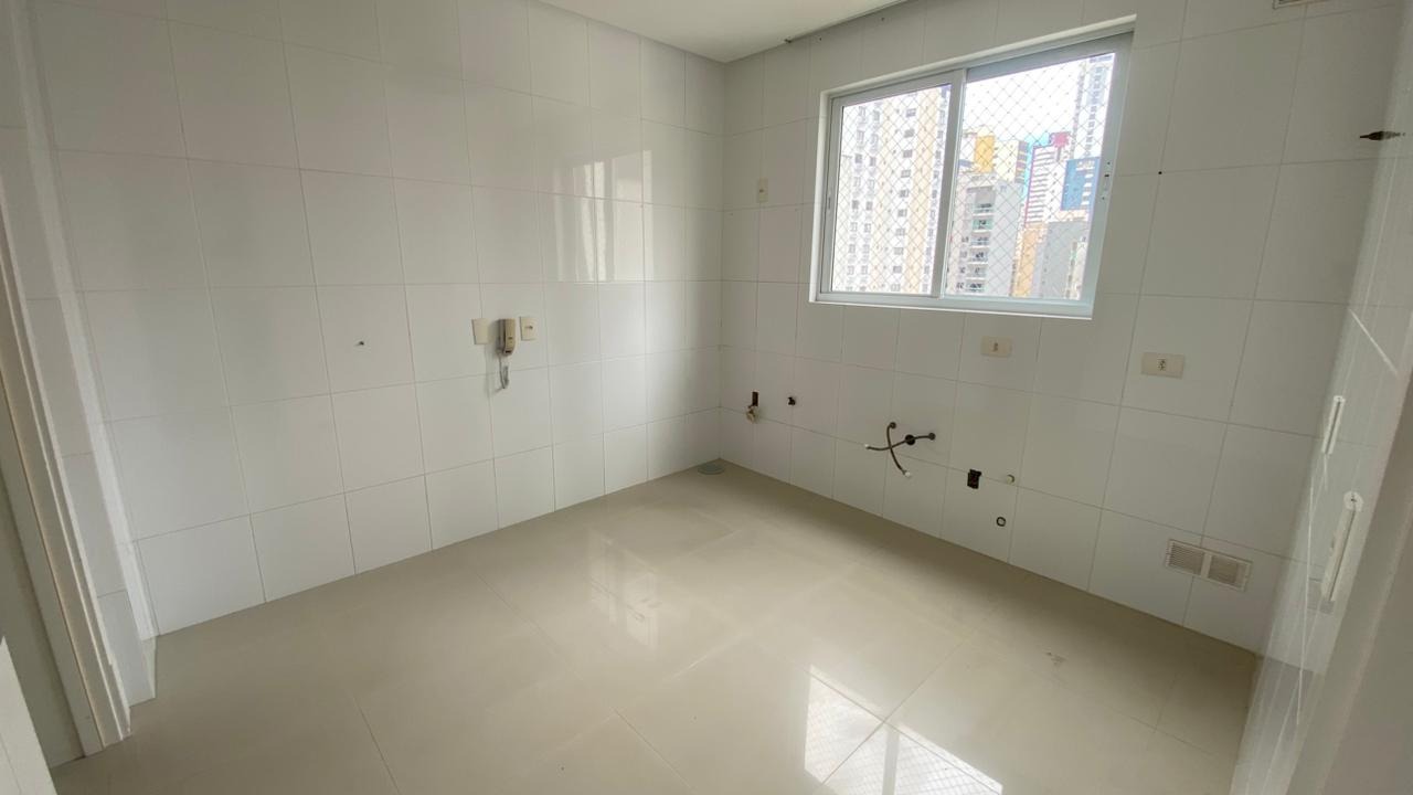 Apartamento à venda no Centro: Cozinha sem armários.