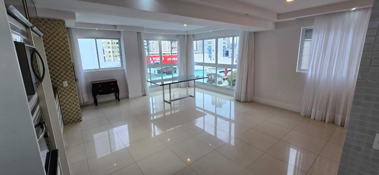 Apartamento à venda no Centro: Living com espaços de estar e jantar. Foto real do apartamento.