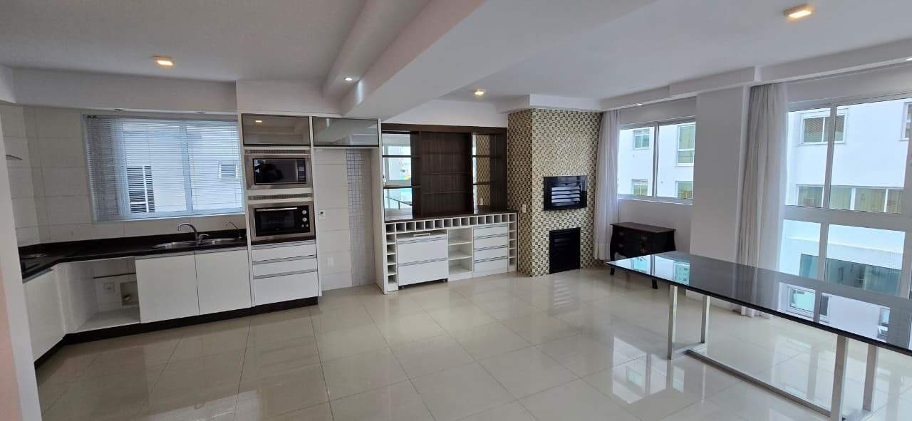 Apartamento à venda no Centro: Cozinha americana integrada. Foto real do apartamento.