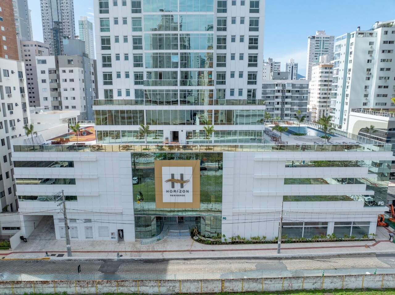 Apartamento à venda no Centro: Fachada do Horizon Residence com o letreiro na entrada (foto do prédio entregue)